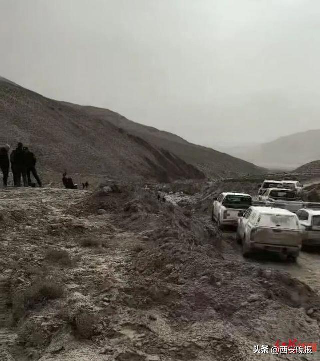 36岁男子自驾青海弃车失联两个多月	，行车记录仪画面曝光：陌生人用被单遮挡镜头；手机信号有过两次短暂闪烁