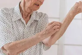 皮肤瘙痒别再抓了！妙用乌贼骨，轻轻一戳秒见效图片