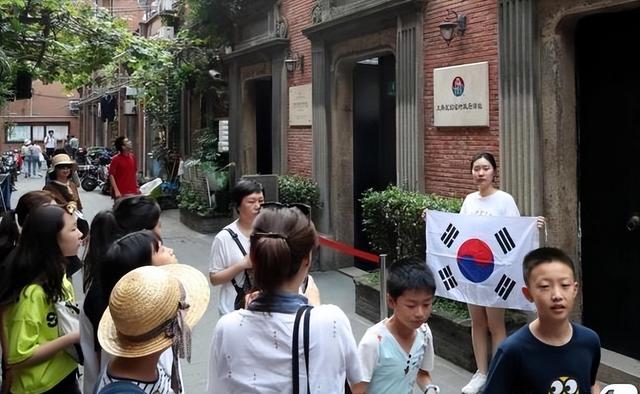 免签浪潮持续火热，韩国游客扎堆到上海，餐厅免费西瓜被吃的精光