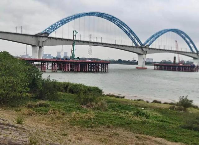 广州一家五口驾车误入施工通道，全部坠江遇难