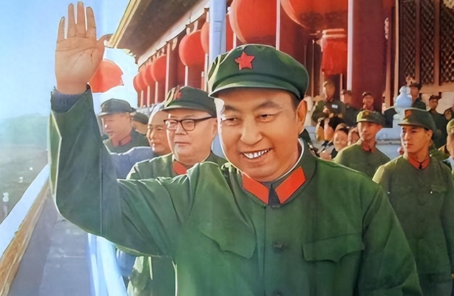 15岁入党，18岁和主席结婚，如今仍健在，却几乎不露面