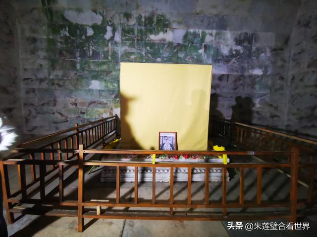 和四位战友参观唐山清东陵