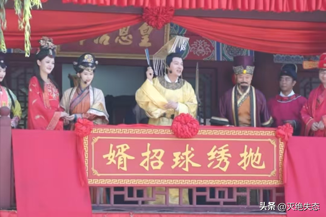 落难的凤凰不如鸡，这些沦落到给景区打工的明星，一个比一个心酸