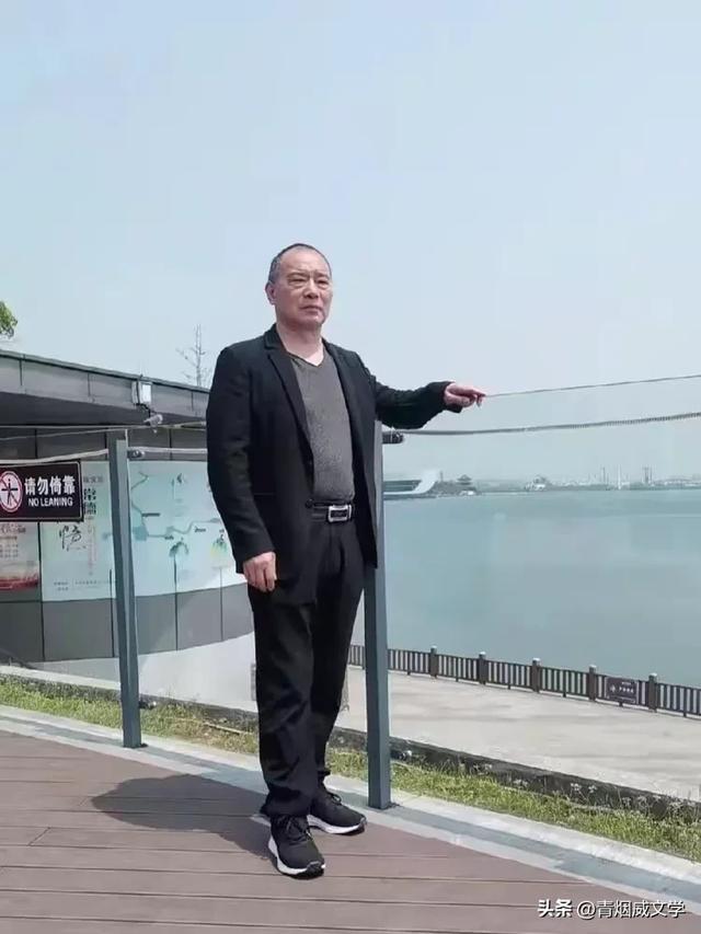 现代诗：冲浪（外七律一首）