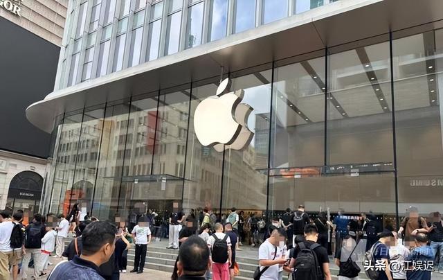 iPhone17被吐槽“没新意”，黄牛炒到15000，国人仍熬夜排队疯抢
