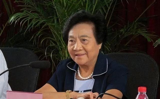 1976年吴桂贤参加会议，发现少了四个沙发，华国锋：他们不会来了