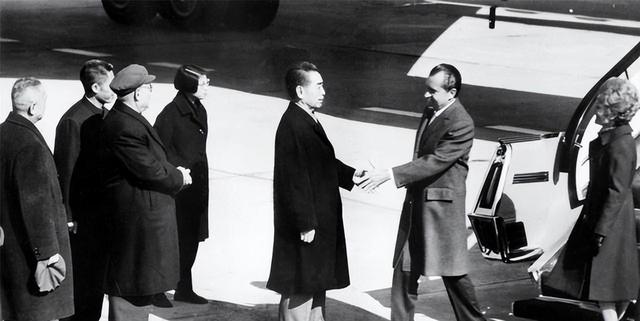 1972年，尼克松不满意毛主席送的4两茶叶，周总理一句话令其感动