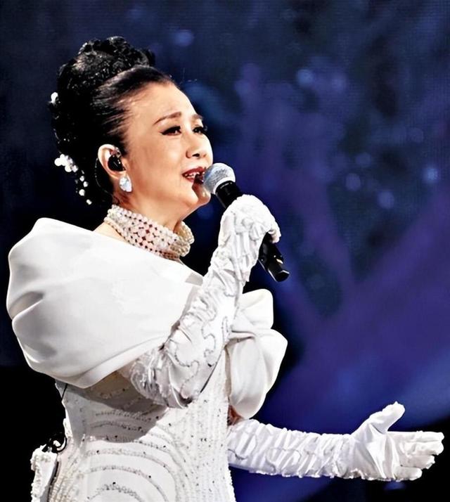 78岁连路都走不稳还开演唱会，全网骂声一片	，她却扬言回馈粉丝