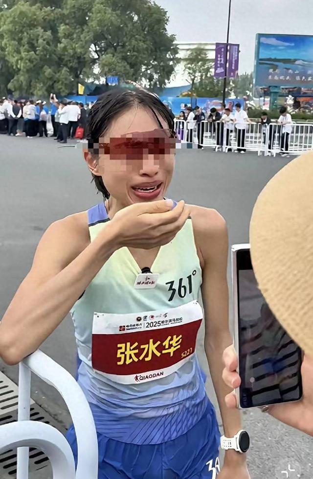 50岁老护士挺张水华，爆临床夜班16小时连轴转，她有背景早调岗了