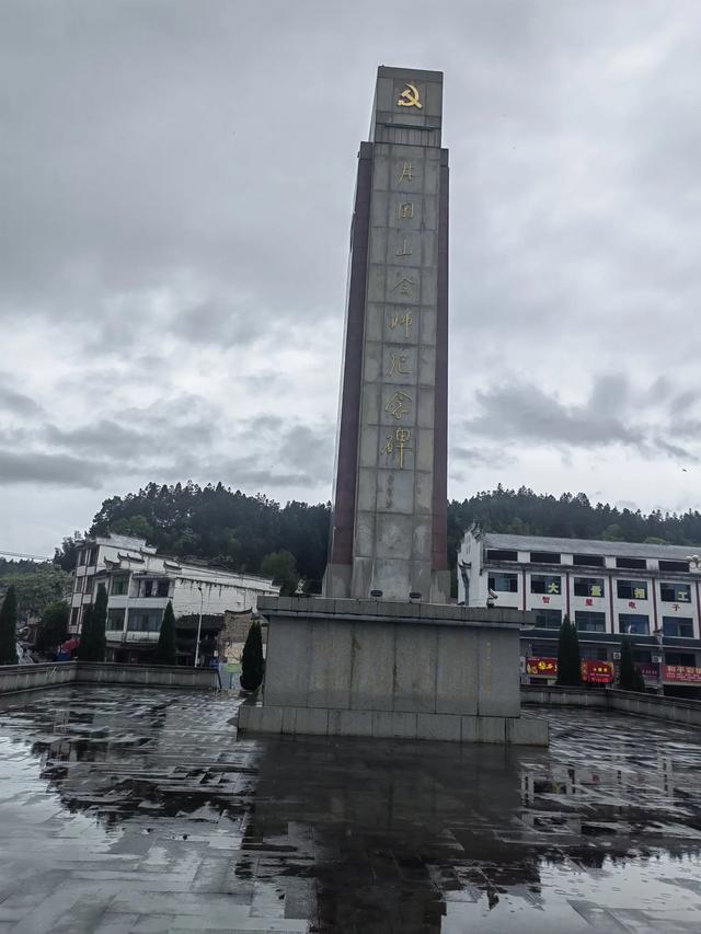 我们在井冈山参观了几个著名的革命遗迹