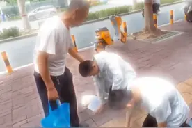 双胞胎高考生跪谢爷爷后续：家中孩子奖状贴满墙，爷爷身份不简单图片