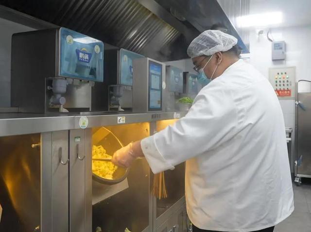 北京下死命令了：在2027年底前	，所有中小学必须告别“校外配餐	”