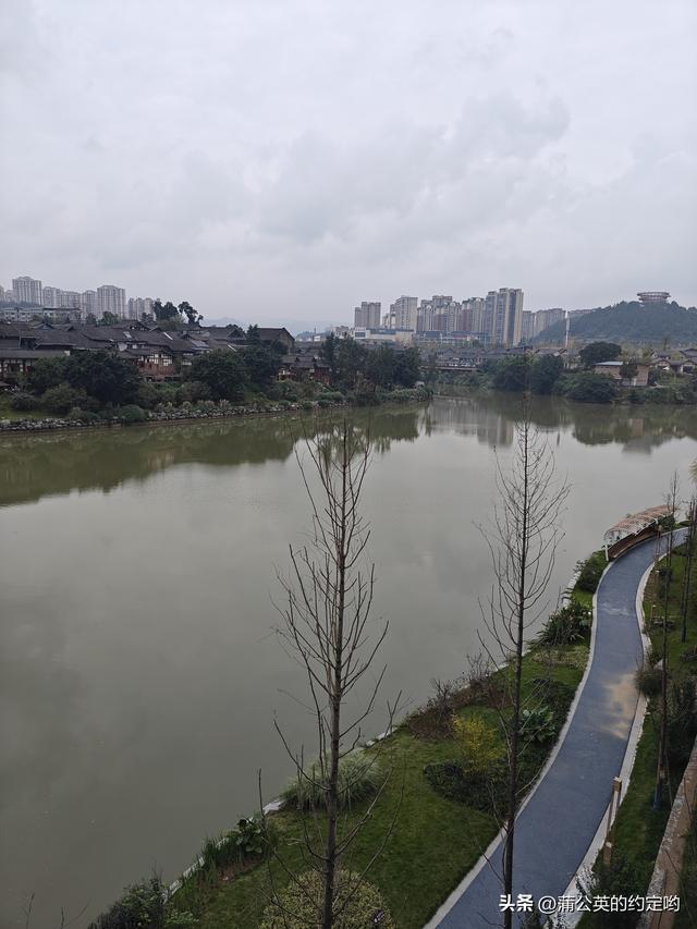 江边古镇风景不错，值得一看