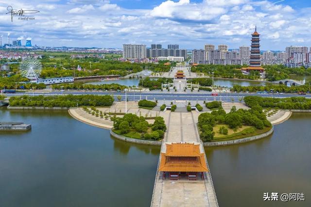 33度的丰水湖公园空寂无人，能直达的公交车线路多得令人惊讶