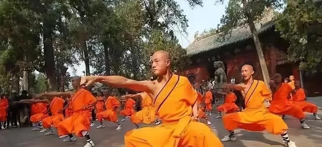 徒弟武功高强，释永信被带走时为何不敢反抗？老警察透露缘由