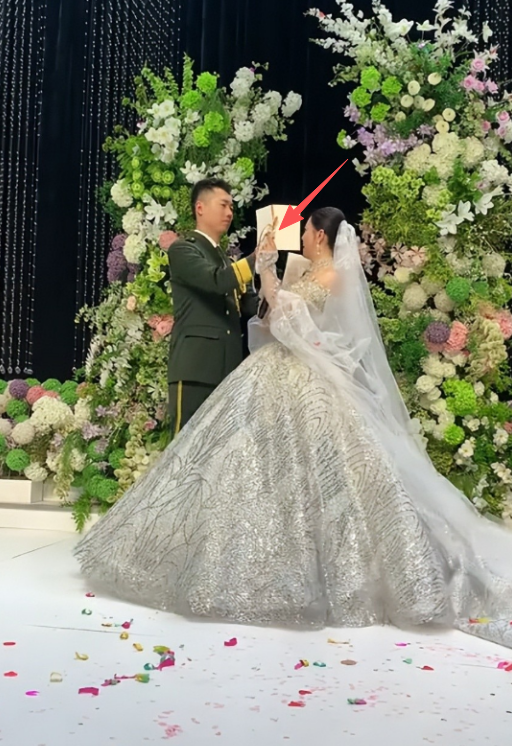 张自轩婚礼现场	，新娘很强势两次拒绝他的亲密动作，岳父实力不菲