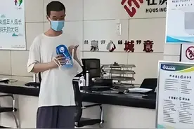 北大韦神弓腰低头袖口破烂引热议，近照曝光，网友：把姜萍嫁给他图片