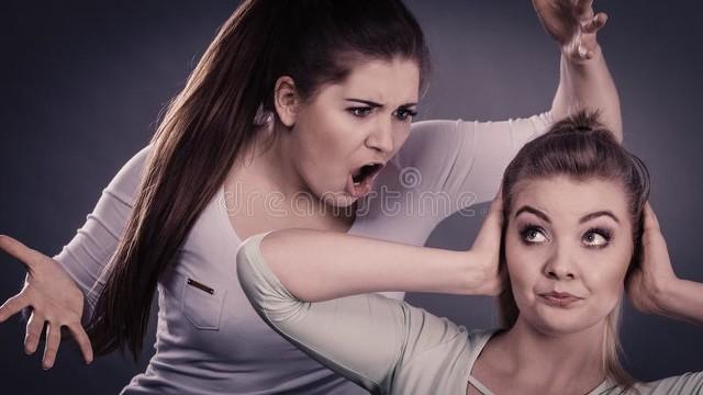 帮女同学修电脑，她一直在旁边给我扇风，裙子吹得老高