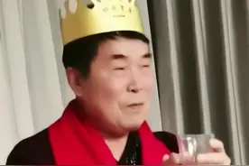 何庆魁过生日，高秀敏女儿前来送祝福，赵本山每月给1万元养老金图片