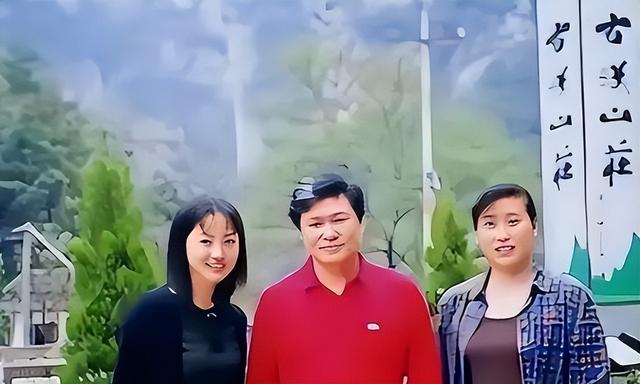 她是央视“天花板”主持人，30年零失误大龄生子，如今过的怎样