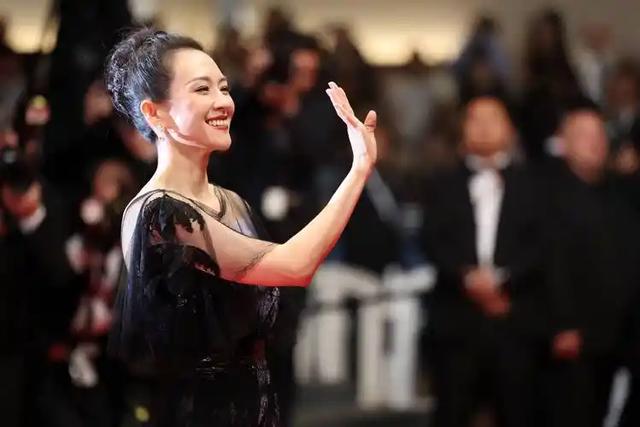 离春节不到两个月，46岁章子怡再次官宣喜讯，撕碎汪峰仅剩的体面