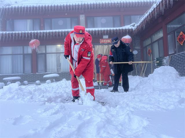 雪霁云海涌 泰山披银装