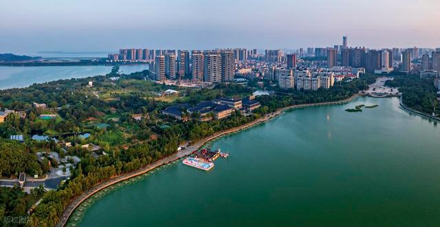 湖南拥有4个大城市：岳阳没有意外，常德、湘潭无缘，株洲排在第2