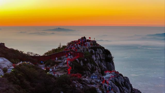泰山之巅，与太阳的庄严赴约