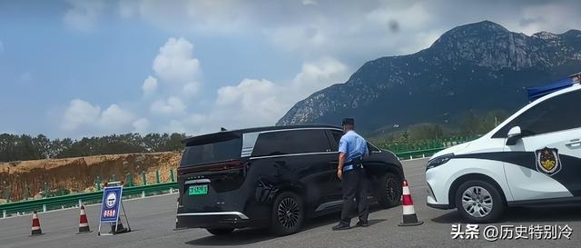 少林寺现状：入口警察排查，方丈室全方位封锁，释永信石碑被遮挡