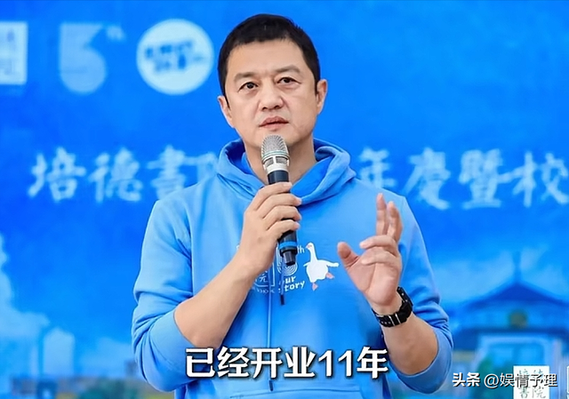 53岁李亚鹏现状：公司狂赚70亿，却住乡下吃野菜，小娇妻不离不弃