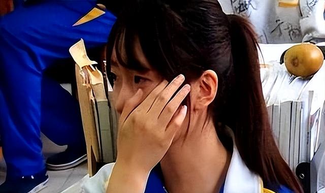 13岁儿子和母亲睡一个被窝，半夜母亲突然吓醒，儿大几岁要避母
