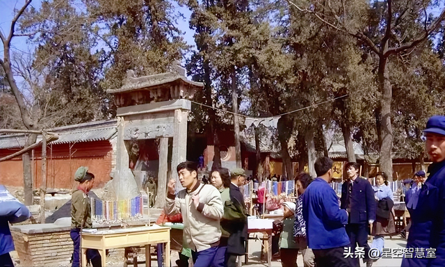 1985年少林寺，已经开始收门票，初显商业气息，美国游客拍下照片