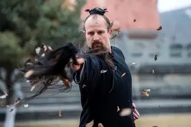 90后美国道长：娶师妹，住武当，上央视，一头金发将变黑发图片