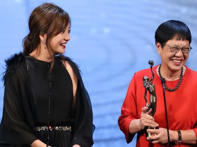 封杀四年，49岁赵薇突传消息	，因胃癌去世传闻5个月前就真相大白