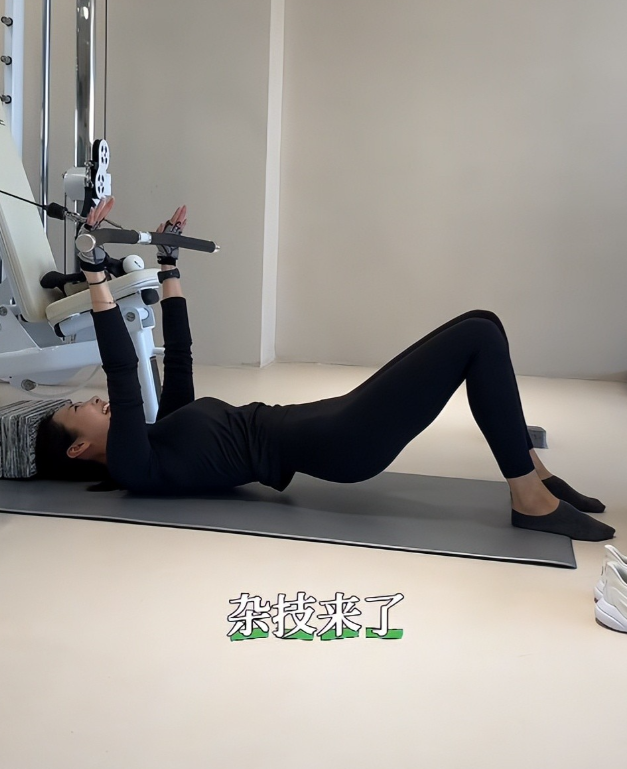 李纯婚后放纵开始还债了，健身累到大腿颤抖	，带上北京爷们一起练