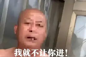 憋坏了！男子尿急想进镇政府方便，光膀子门卫偏不让进，网友炸锅图片