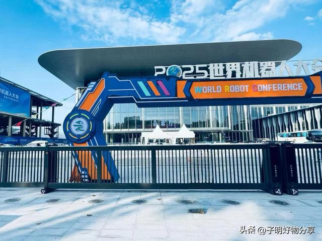 机器人累冒烟！世界机器人大会高频表演，每20分钟被迫跳舞一次！