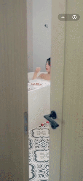 这种真人擦边小游戏，也能上榜一？