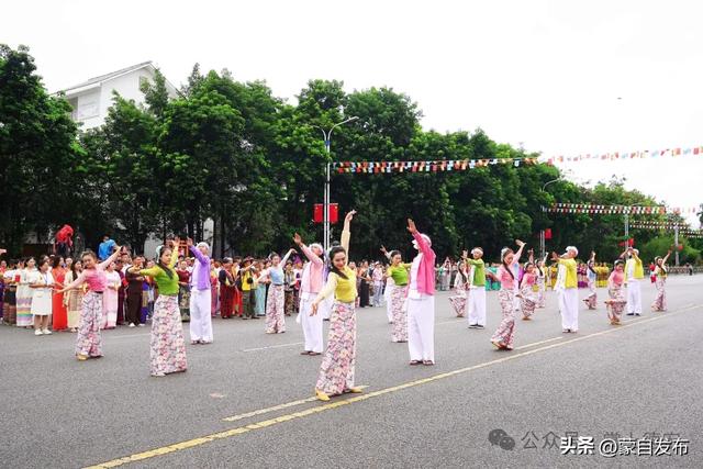 中缅胞波狂欢节刷屏了！牛车巡游、文化展演……瑞丽今天全城沸腾