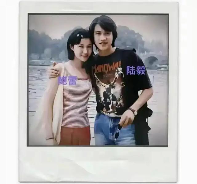 这是1995年 19岁的陆毅和19岁的鲍蕾刚刚进入上戏游玩时 一张合影