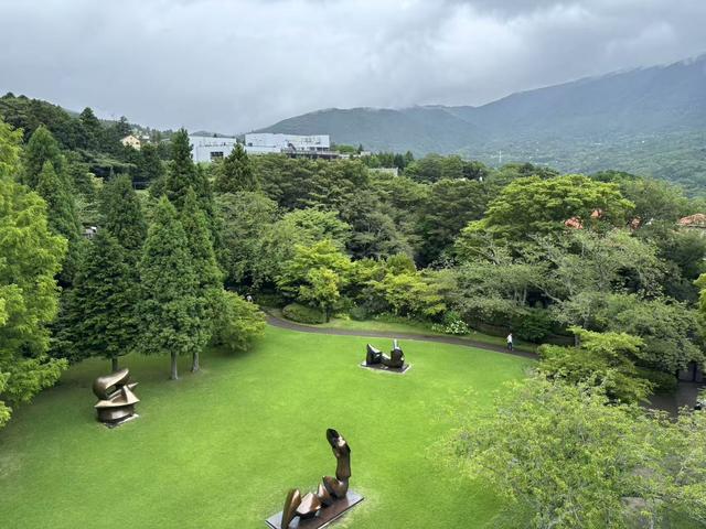 雨中游雕刻之森美术馆