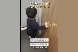 宝妈高铁上让娃擦窗桌防止哭闹：同车旅客还赠零食奖励图片