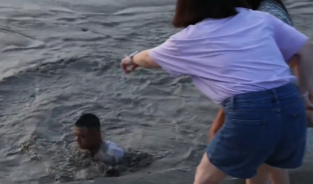 小伙跳水救人后续，妻子舍命搭救过程曝光，肤白貌美大长腿太漂亮
