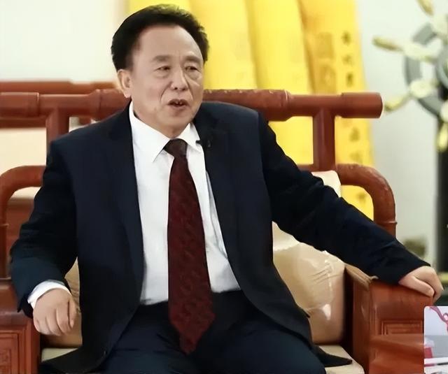 包养多名情妇，生下11个私生子，70多岁潜逃时仍要生娃！他是谁？