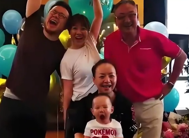 宋丹丹带大孙子逛街，64岁的她背影好年轻，祖孙俩看着像一对母子