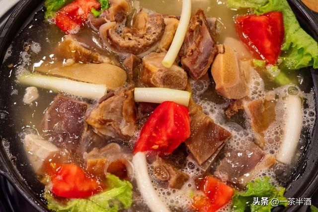 自驾营地：云南丽江市免费床车房车自驾露营地停车场主要景点美食