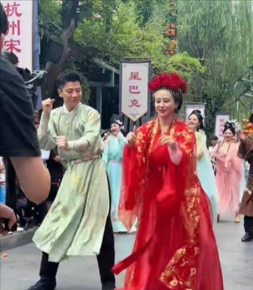 心酸！56岁翁虹走穴商演，在景区跳舞供人观赏，长这么漂亮可惜了