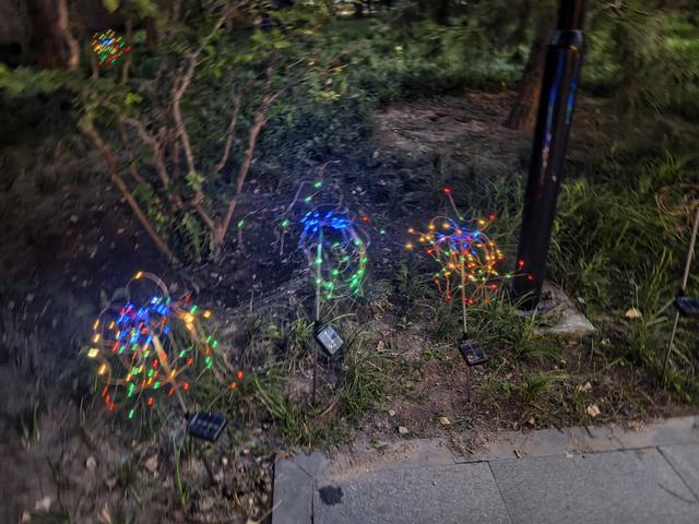 北京月坛公园彩灯准备就绪迎双节。