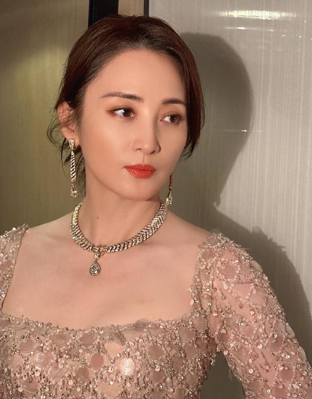 结婚10年被丈夫绿8次！最后出轨蒋勤勤，最终年仅43岁抑郁自杀