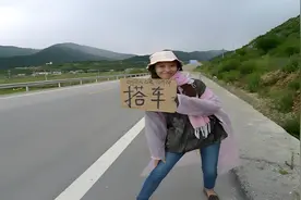 合肥女大学生哭诉西藏穷游不靠谱，宽衣解带才能搭乘顺风车图片